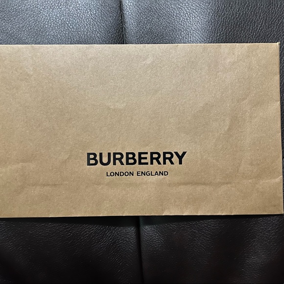 Burberry gift paper bag. - Picture 1 of 4